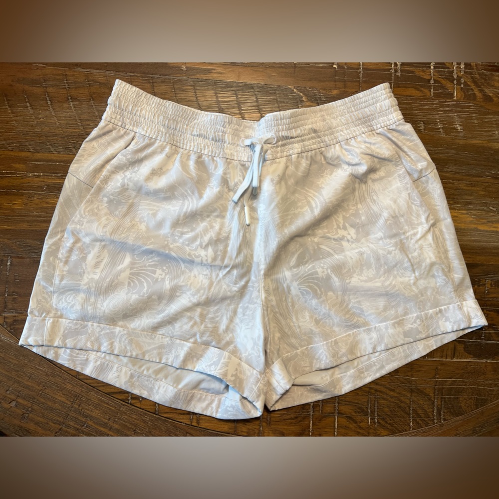 Lululemon everyday white drawstring short. Cuffed. Size 8.
